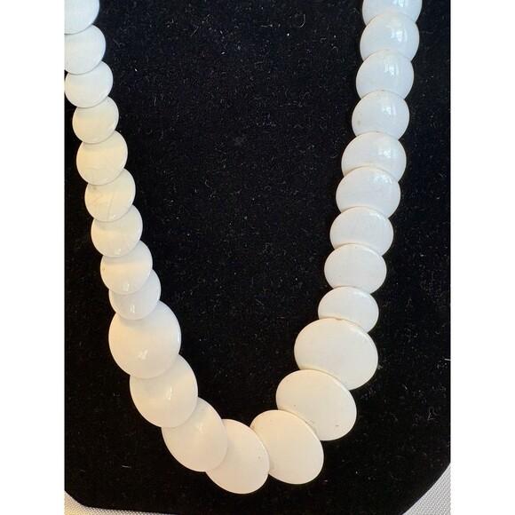 Vintage 1970s White Mod Plastic Bead Necklace & Flower Power Drop Earrings Set - Picture 2 of 9